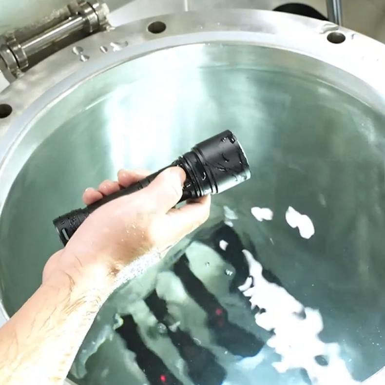 Diving Fashlight IPX8 Waterproof Test